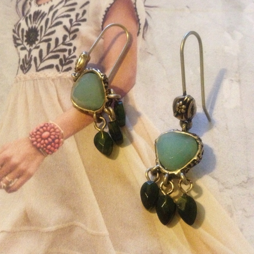 Vintage inspired dangle earrings. - Picture 2 of 3
